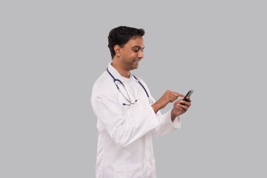 Doktor Sohbeti izole edildi. Hintli Telefonlu Doktor. Çevrimiçi Tıbbı Musluğu. Teknoloji