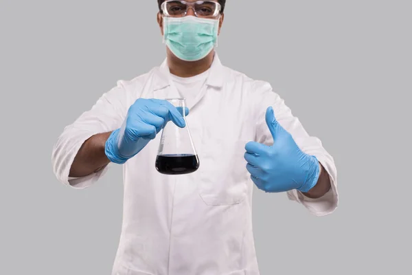 Mužský Lékař Drží Flask Barevnou Kapalinou Ukazující Palec Nahoru Nosit — Stock fotografie