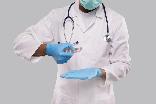 Mann Nimmt Pillen Und Trägt Medizinische Maske Und Handschuhe Doktor — Stockfoto