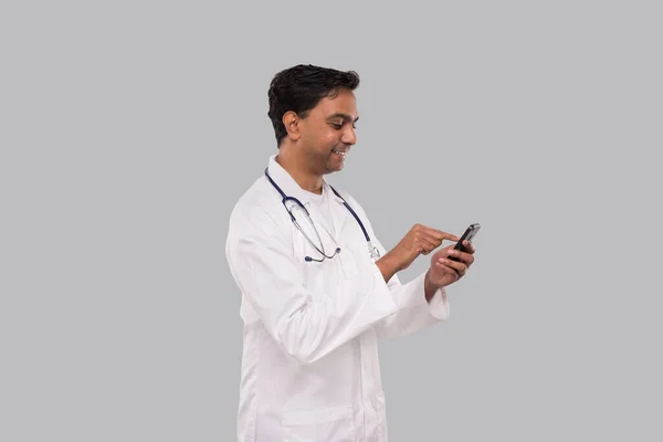 Dokter Chatten Aan Telefoon Geïsoleerd Indiase Man Dokter Met Telefoon — Stockfoto