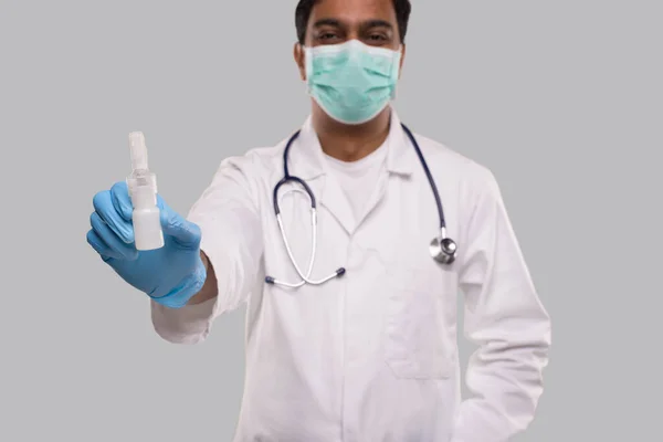 Doctor Toont Neus Spray Dragen Van Medische Masker Handschoenen Close — Stockfoto