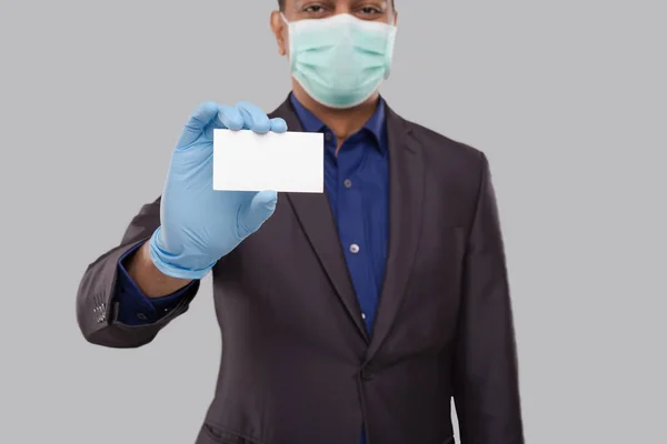 Zakenman Showing Visit Card Het Dragen Van Medische Maskers Handschoenen — Stockfoto