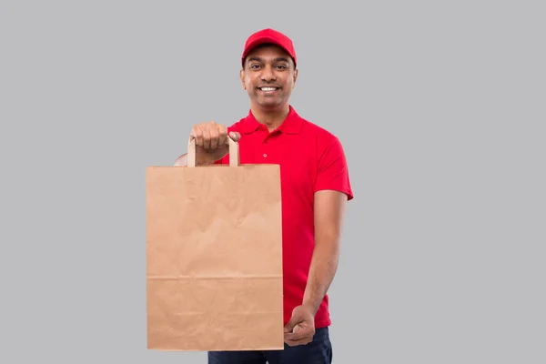Liefermann Mit Papiertüte Der Hand Rote Uniform Indischer Lieferjunge Essenslieferung — Stockfoto