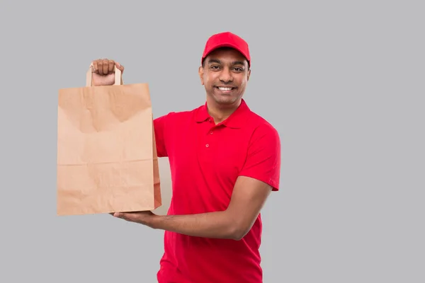 Liefermann Mit Papiertüte Der Hand Rote Uniform Indischer Lieferjunge Essenslieferung — Stockfoto