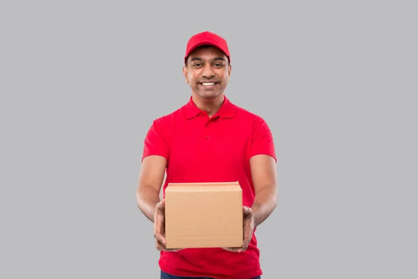 Entrega Hombre Caja Las Manos Aisladas Camiseta Roja Indian Delivery — Foto de Stock