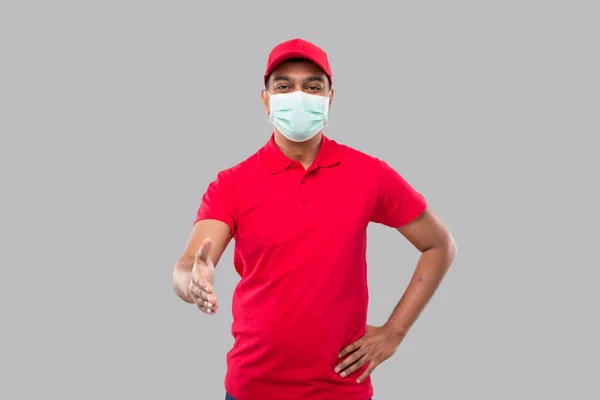 Indický Doručovatel Nabízí Ruku Potřesení Nošení Lékařské Masky Izolované Pozdrav — Stock fotografie