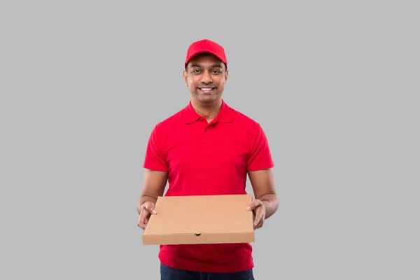 Παράδοση Man Pizza Box Χέρια Απομονώνονται Κόκκινο Μπλουζάκι Ινδικό Αγόρι — Φωτογραφία Αρχείου