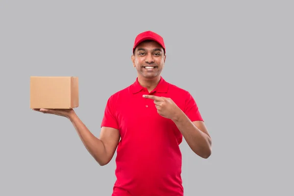 Repartidor Señala Caja Las Manos Aisladas Camiseta Roja Indian Delivery — Foto de Stock