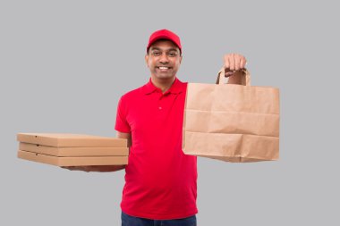 Karton Torbalı Teslimatçı ve Üç Pizza Kutusu İzole Edildi. Kırmızı üniformalı Kızılderili Teslimatçı Çocuk. Ev yemeği teslimatı. Kağıt Torba. Kargo