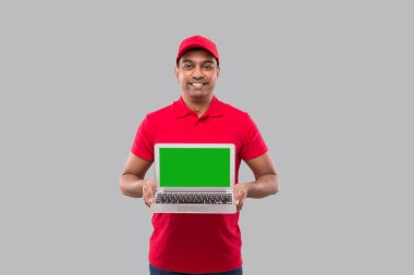 Teslimatçı Laptop Yeşil Ekran 'ı gösteriyor. Ev siparişleri, karantina teslimatı, alışveriş sitesi, serbest işçi konsepti. Kargo