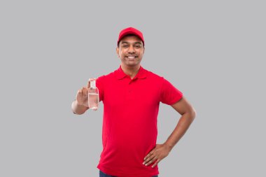 Hint Teslimatçı El Dezenfektanı. Eller antiseptik. Kırmızı tişörtlü adam. Sağlık, tecrit kavramı. Kargo