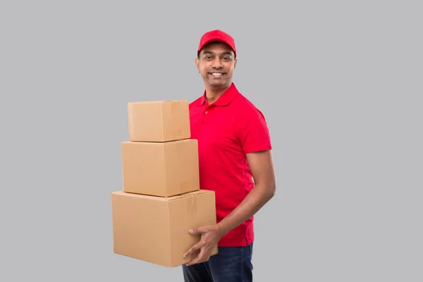 Homem Entrega Segurando Caixas Papelão Isolado Entrega Indiana Menino Sorrindo — Fotografia de Stock