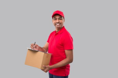 Teslimatçı, kayıt panosuna yazı yazıyor. Kamerada İzleme Kutusu. Hint Teslimatçı Çocuk Panosu. Erkek