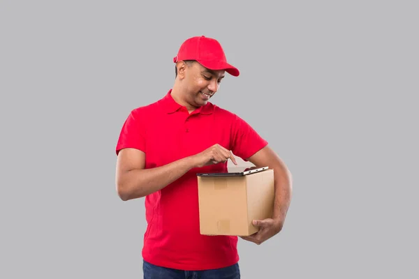Homem Entrega Usando Tablet Holding Box Indian Delivery Boy Tablet — Fotografia de Stock