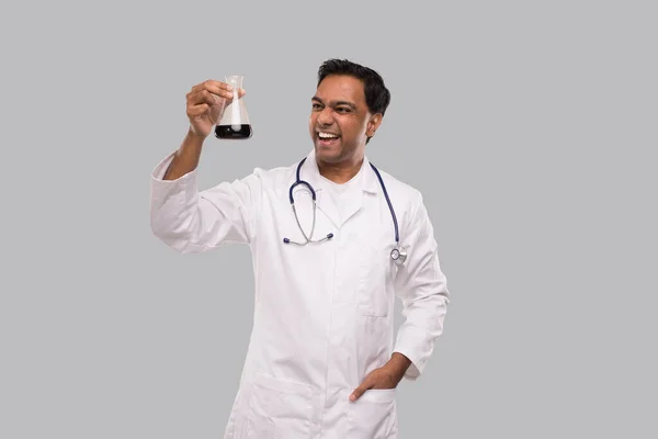 Мужчина Доктор Взволнован Проверяя Анализ Крови Хорошей Идеей Индийский Доктор — стоковое фото