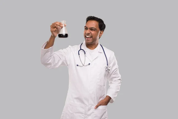 Manlig Doktor Upphetsad Kontroll Blodanalys Med God Idé Indian Man — Stockfoto