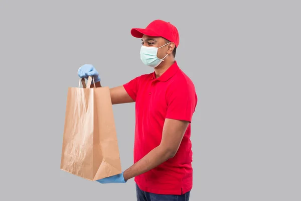 Uomo Consegna Con Sacchetto Carta Nelle Mani Aring Medical Mask — Foto Stock