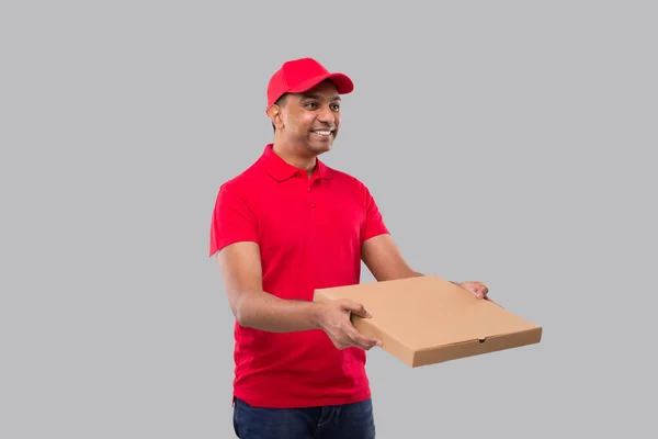 Caixa Pizza Homem Entrega Mãos Assistindo Lado Isolado Tshirt Vermelha — Fotografia de Stock