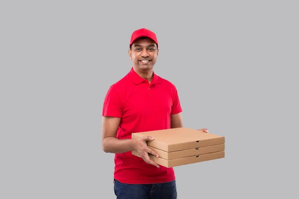 Repartidor Con Tres Cajas Pizza Las Manos Aisladas Camiseta Roja —  Fotos de Stock