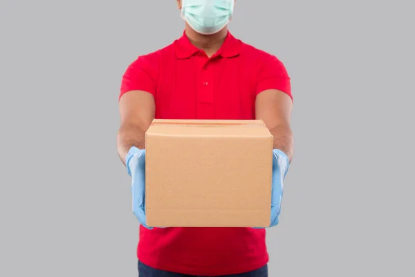 Delivery Man Visar Box Händer Bär Medicinsk Mask Och Handskar — Stockfoto