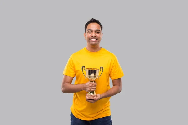 Indian Man Holding Trophy Isolerad Fräsning Människa — Stockfoto