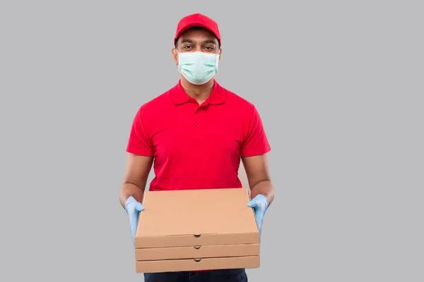 Levering Man Tre Pizza Box Hænder Iført Medicinsk Maske Handsker - Stock-foto