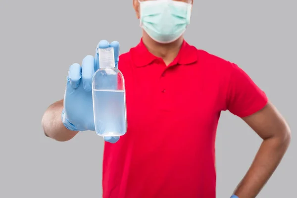 Donáška Muž Ukazuje Ruce Sanitizer Nosit Lékařskou Masku Rukavice Izolované — Stock fotografie