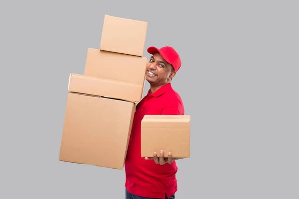 Delivery Man Sostiene Cajas Cartón Aisladas Repartidor Indio Sobrecargado Cajas — Foto de Stock