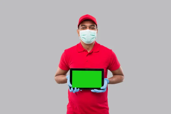 의료용 마스크와 장갑을 타블렛을 배달맨 알약을 인디언 구출자 — 스톡 사진