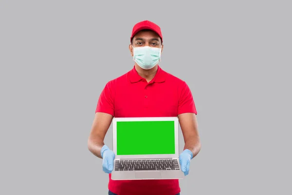 Delivery Man Showing Laptop Green Screen Nošení Lékařské Masky Rukavice — Stock fotografie