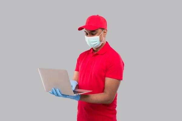 Homem Entrega Usando Laptop Tela Verde Vestindo Máscara Médica Luvas — Fotografia de Stock