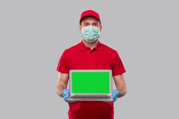 Szállítási Ember Visel Orvosi Maszk Kesztyű Holding Laptop Zöld Képernyő — Stock Fotó