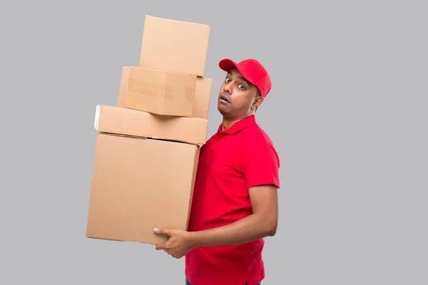 Delivery Man Håller Hel Del Kartonger Isolerade Indiska Springpojke Överlastad — Stockfoto