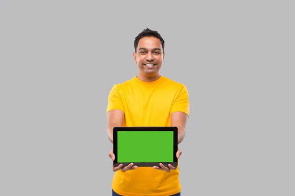 Indiano mostrando Tablet. Rapaz indiano com tablet nas mãos. Entrega em casa, Entrega técnica — Fotografia de Stock