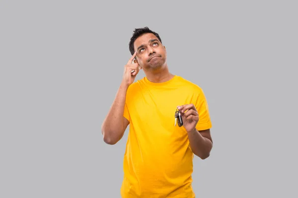 Indian Man Smilling Holding Car Keys Thinking Isolated. Pensamiento del conductor. — Foto de Stock