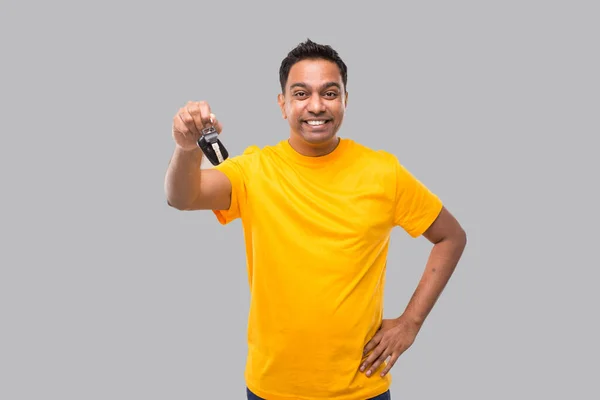 Indian Man Smilling Visar Bil Nycklar Isolerad. Förare — Stockfoto