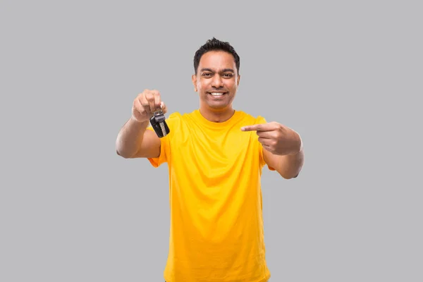 Indian Man Smilling Pointing at Car Keys Isolerad. Förare — Stockfoto