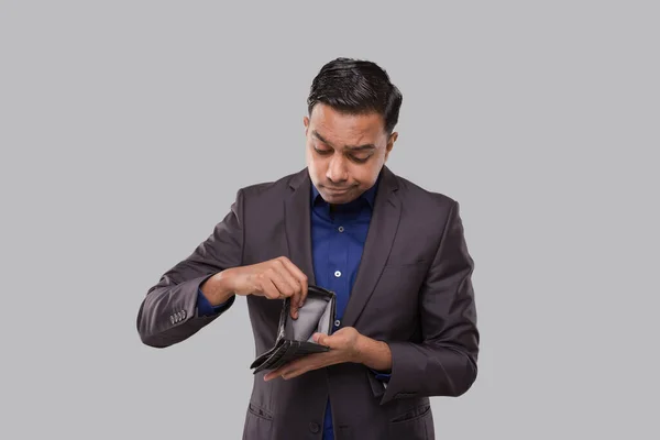 Empresário a segurar a carteira vazia. Indiano homem de negócios Sem dinheiro, sem salário, sem conceito de dinheiro — Fotografia de Stock