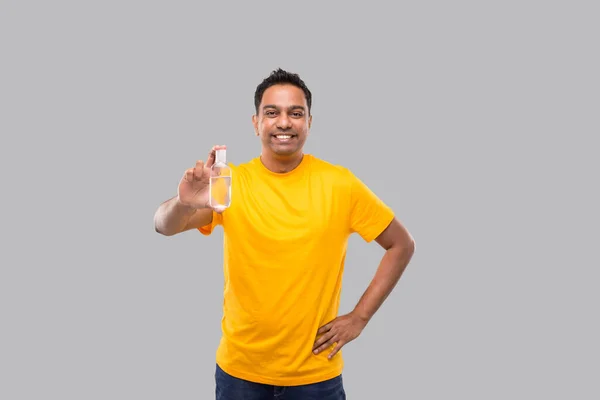 Indian Man visar händerna Sanitizer Isolerad. Indisk man håller handen antiseptisk — Stockfoto