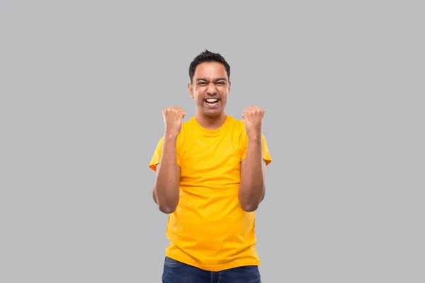 Hombre indio muy feliz y emocionado, levantando las armas, celebrando una victoria o éxito. Firma del ganador. Hombre indio aislado —  Fotos de Stock