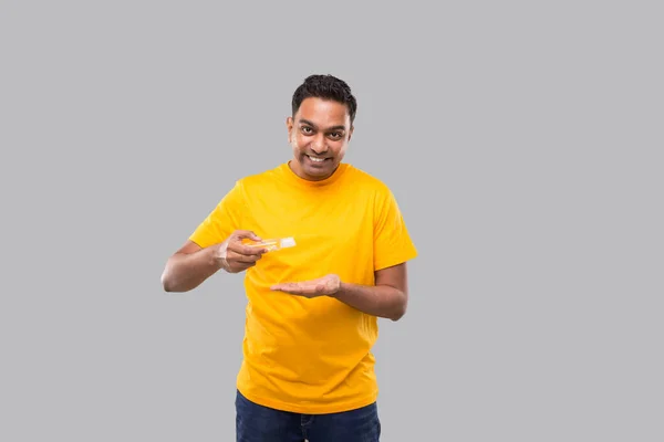 Indian Man Använda Hands Sanitizer Isolerad. Indisk man Använda Hand Antiseptisk — Stockfoto