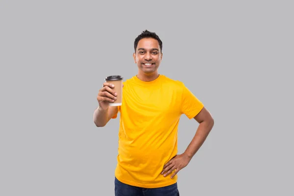 Hombre indio sosteniendo café para ir taza aislado. Hombre de café para llevar Copa en las manos —  Fotos de Stock