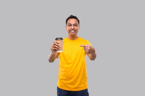 Indianmannen pekar på kaffe att gå Cup Isolerad. Man kaffe ta bort Cup i händerna — Stockfoto