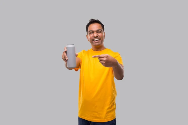 Hombre indio señalando a lata aislada. Bebe. —  Fotos de Stock