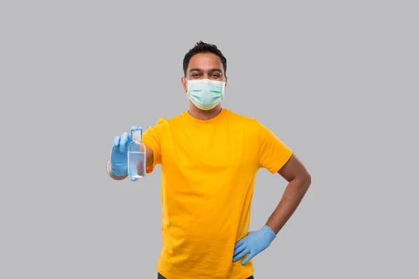 Indian Man visar händerna Sanitizer bär medicinsk mask och handskar Isolerad. Indisk man håller handen antiseptisk — Stockfoto