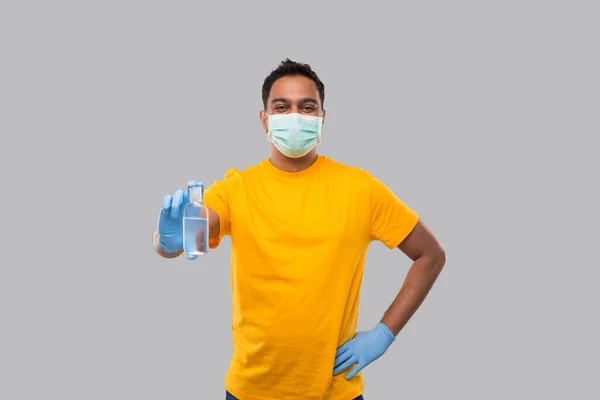 India Man Showing Hands Sanitizer Memakai Masker Medis dan Sarung Tangan Terisolasi. Orang India Memegang Tangan Antiseptik — Stok Foto