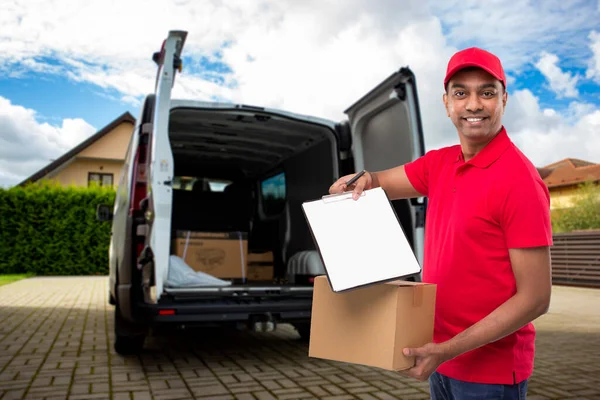 Delivery Man Mostrando Portapapeles Holding Box Mirando Cámara Indian Delivery —  Fotos de Stock