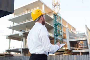 Man Kontrol Binası. Panoda iz bırakan bir inşaatçı. Ev Binası