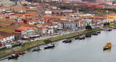 Porto, Portekiz - 27 Şubat 2017: Panoramik Douro nehir ve Vila Nova de Gaia Ribeira, Porto, Portekiz Mahallesi