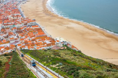 Sahile doğru görüntülemek ve Portekiz Merkezi Nazare şehir boyunca sahil